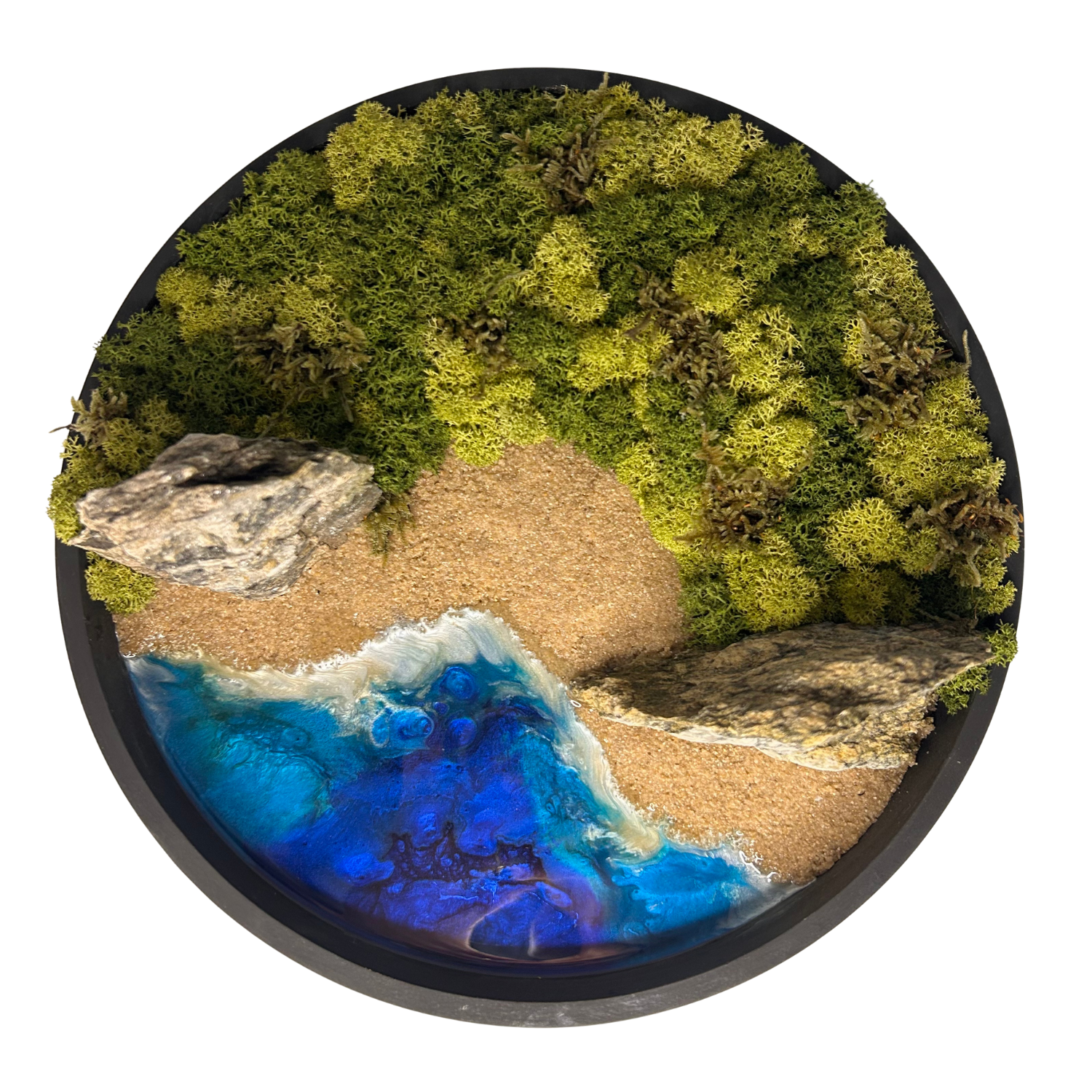 Rundes Moosbild im schwarzen Rahmen mit Epoxidharz-Meer, Strand aus echtem Sand, Pflanzen und Wäldern aus konserviertem, echten Moos, Felsen aus Naturstein.