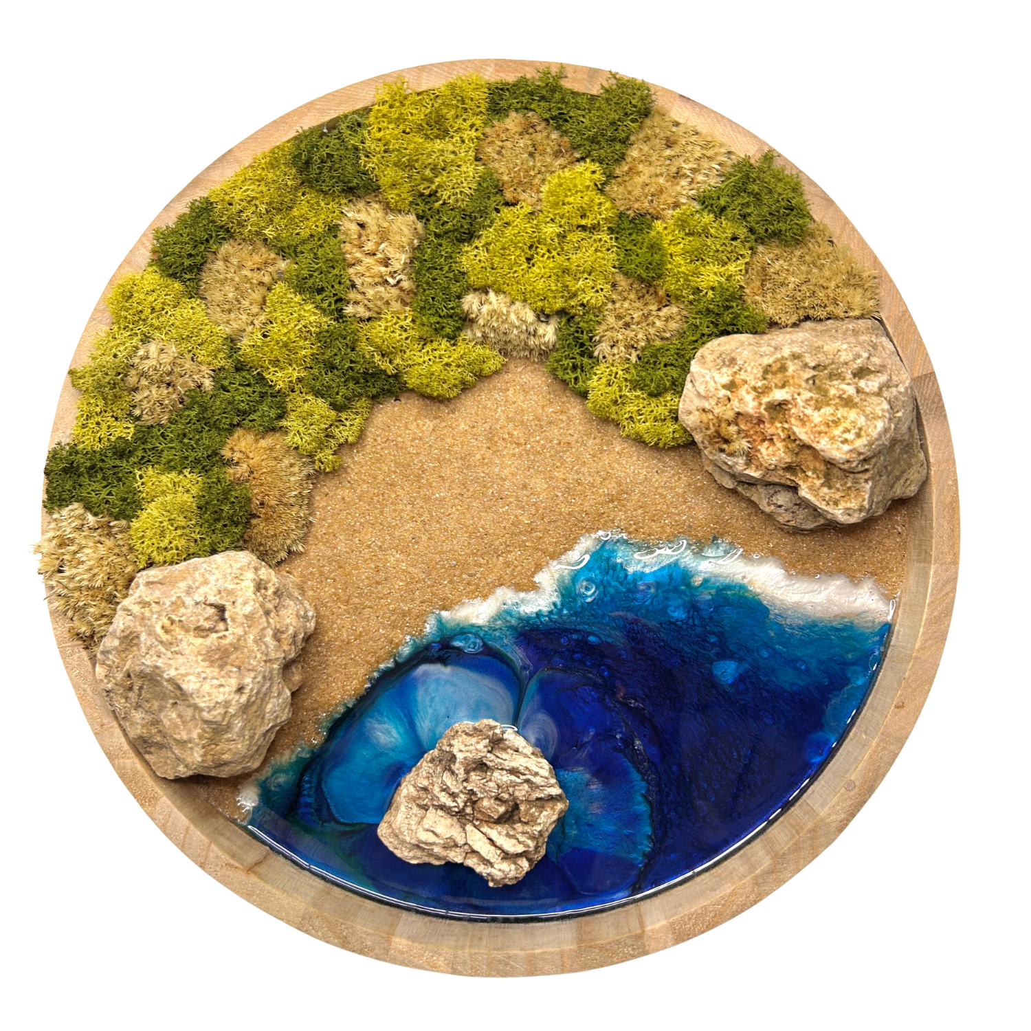 Moos- und Meerbild "Goldstrand" im natürlichen runden Holzrahmen mit Sandstrand, hellen Steinen und einem Meer aus blauem Epoxidharz. Mit viel Liebe zum Detail feinste Moosspitzen aus konserviertem Moos eingebaut.