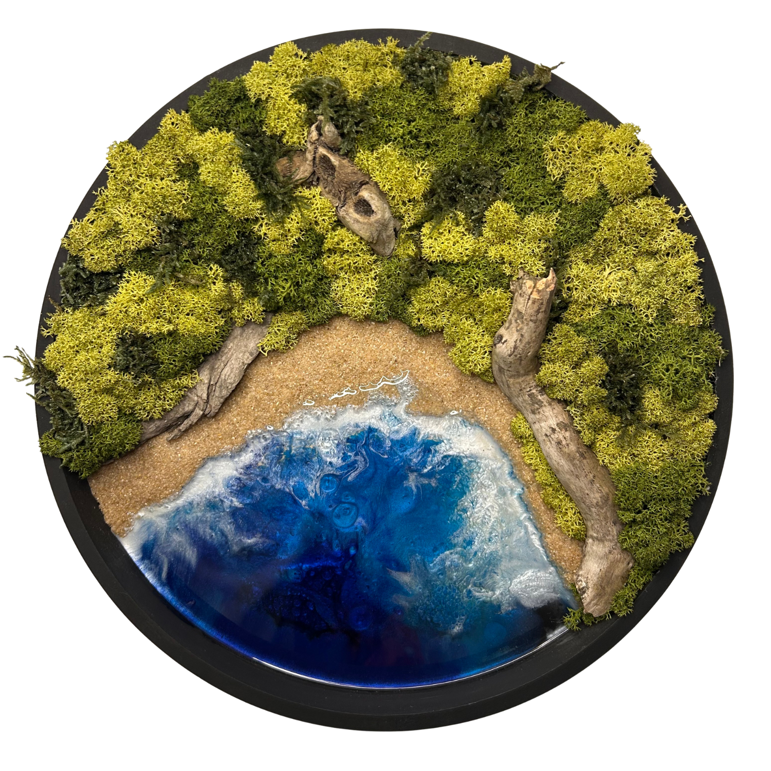 Moos- und Meerbild "Küstenpfad" im schwarzen runden Holzrahmen mit Sandstrand und einem Meer aus blauem Epoxidharz. In das Bild ist Treibholz eingebaut und mit viel Liebe zum Detail feinste Moosspitzen aus konserviertem Moos eingebaut, die teilweise aussehen wie Palmwedel.