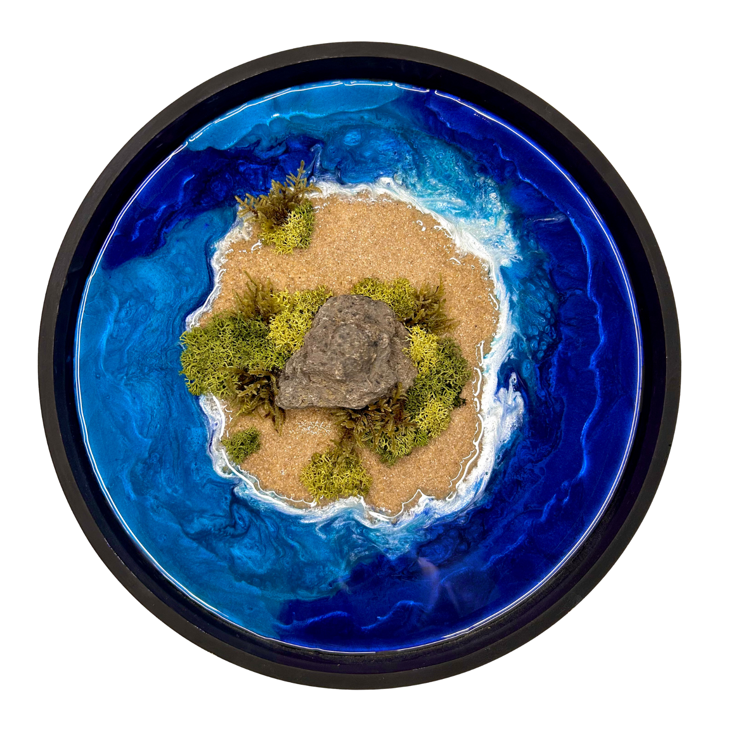 Rundes Moos- und Meerbild mit einer einsamen Insel in der Mitte mit Moos, Sand und echtem Stein, umgeben von einem blauen Meer aus Epoxidharz.