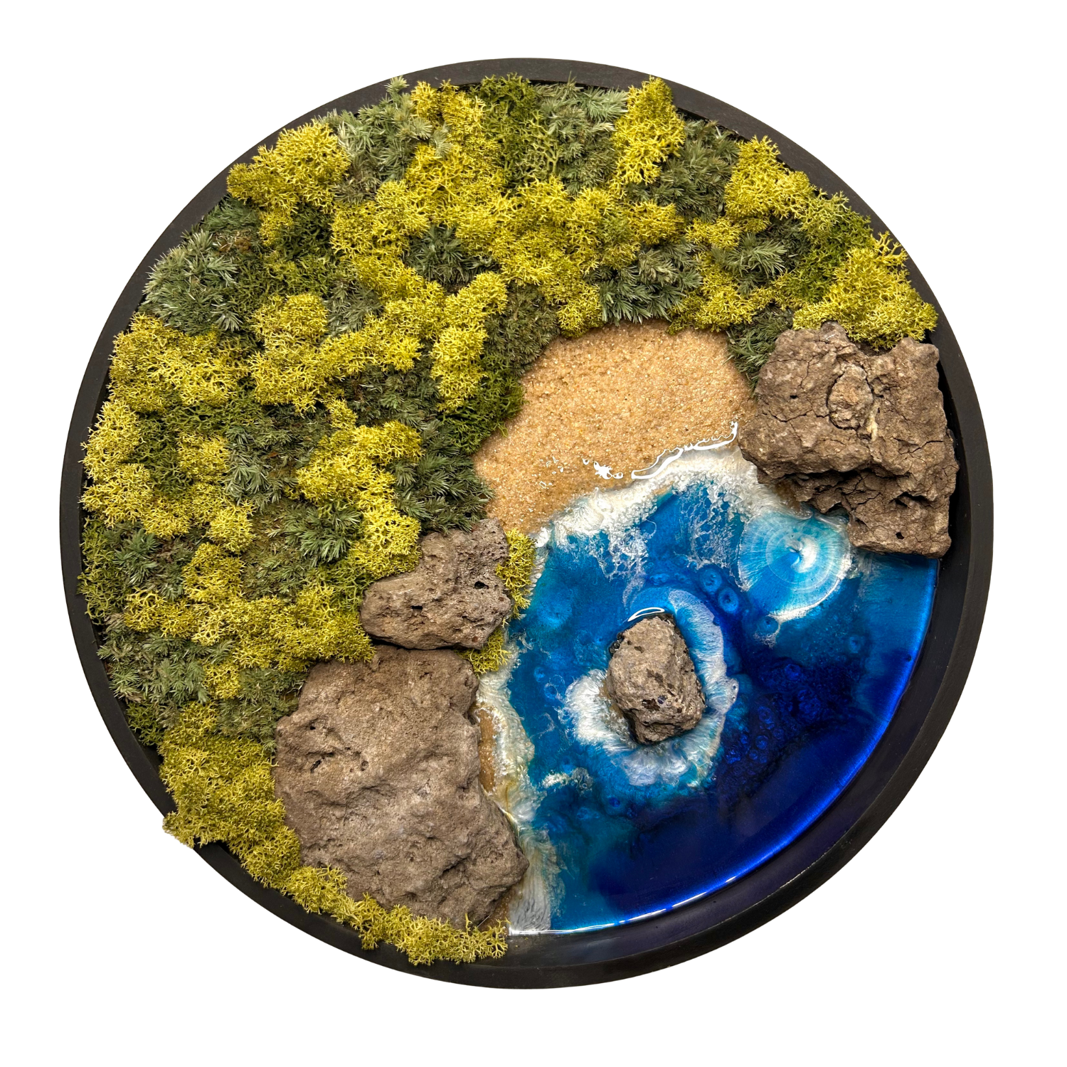 Rundes Moos- und Meerbild mit einer rauen Küste aus Natursteinen und einem wilden Meer aus Epoxidharz, das sich an den Wellen bricht.  Das Bild enthält Moos, Sand und echten Stein.