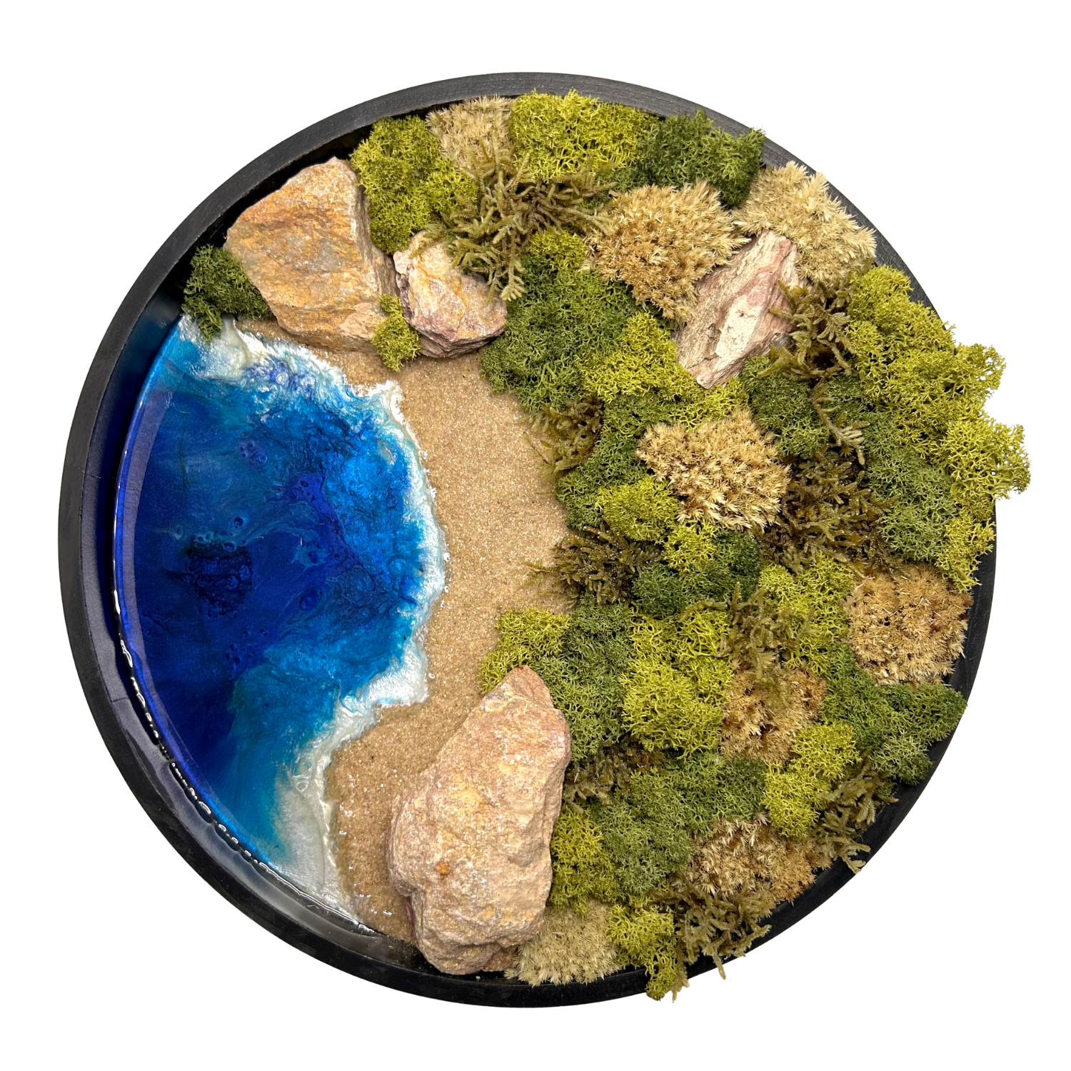Moosbild und Meerbild in einem runden Rahmen aus Holz. Es ist inspiriert von nordischen Küsten: Weite Sträne, ein Ozean aus Epoxidharz, Steine und erdiges, helles Moos.