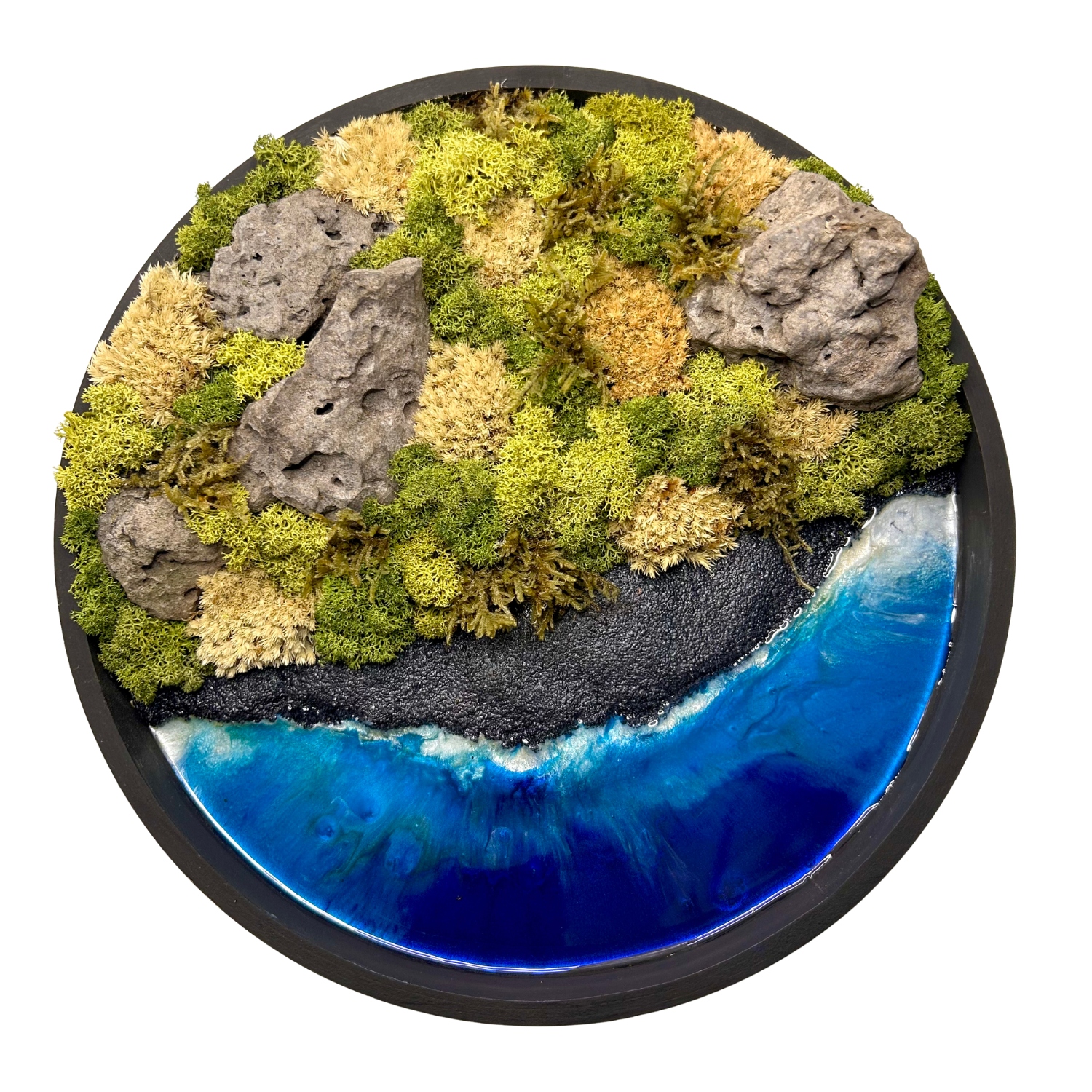 Moos- und Meerbild "Küste Hawaiis" im schwarzen runden Holzrahmen mit schwarzem Strand und einem Meer aus blauem Epoxidharz. In das Bild sind natürliche Lavasteine eingebaut und mit viel Liebe zum Detail feinste Moosspitzen aus konserviertem Moos eingebaut, die teilweise aussehen wie Palmwedel.