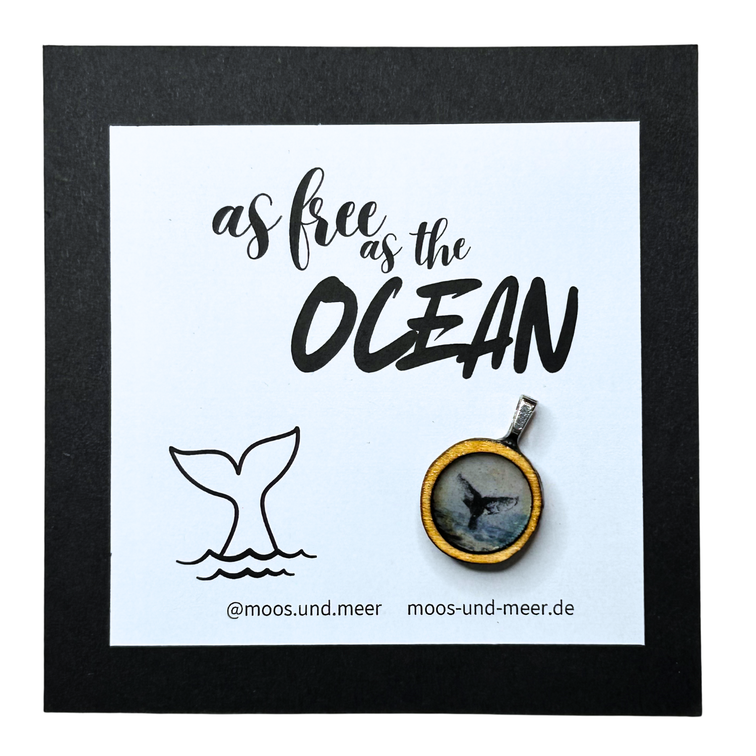 Handgemachter Holzanhänger mit Wal/ Walflossen-Motiv in Resin gegossen. Unperfekt und alles selbst gemacht, mit handgefertigter Karte mit Spruch "As free as the ocean". Der Anhänger ist auf der Karte aufgeklebt und kann leicht abgelöst werden. Dazu gibt es zwei Bänder zum selber knoten, je 50cm lang.