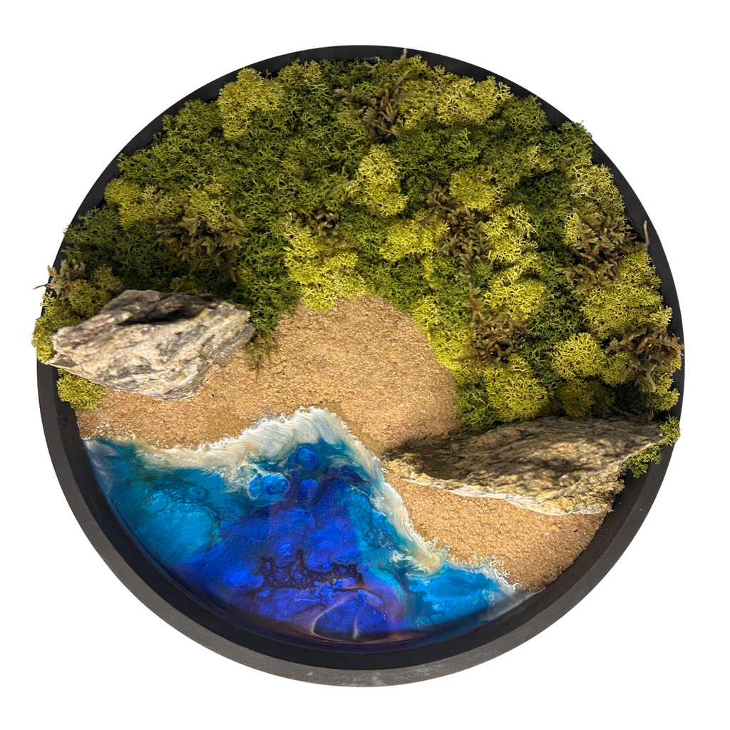 Rundes Moosbild im schwarzen Rahmen mit Epoxidharz-Meer, Strand aus echtem Sand, Pflanzen und Wäldern aus konserviertem, echten Moos, Felsen aus Naturstein. 