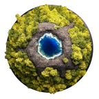 Gesamtaufnahme: Moosbild mit einem modellierten Vulkan. In der Mitte des Vulkans ist ein blauer See