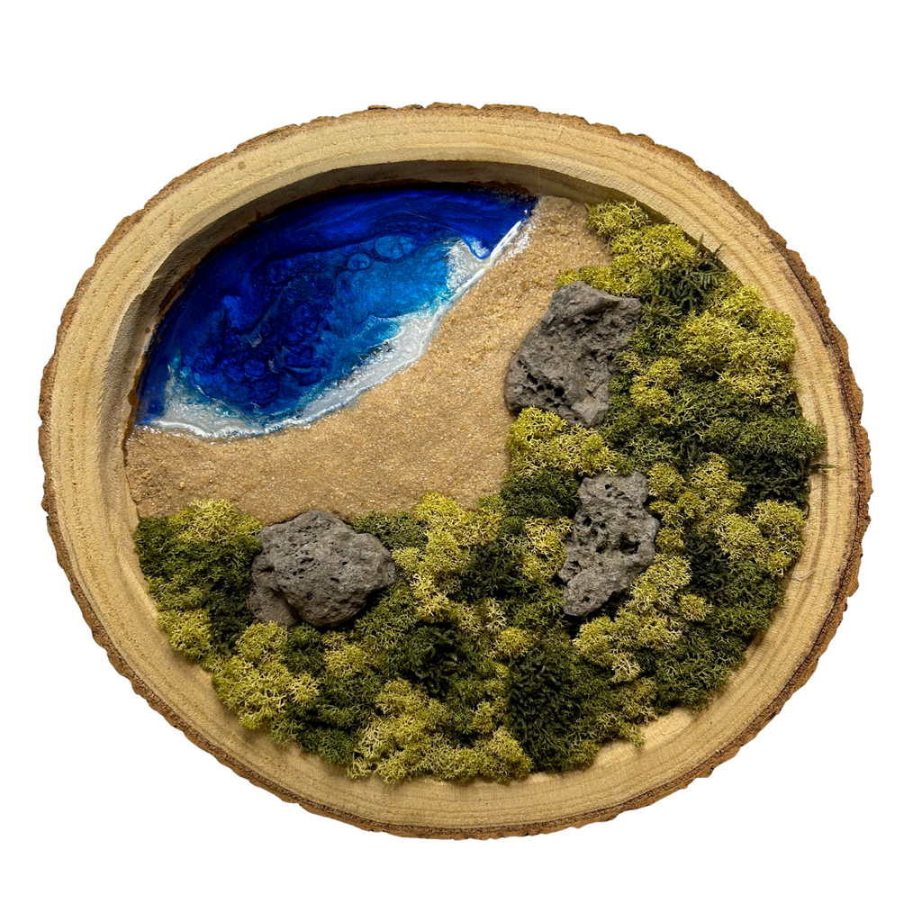 Moosbild in einer natürlichen, echten Baumscheibe. Mit einem Strand, blauem Meer aus Resin, einem "Wald" aus konserviertem Moos und echten Steinen (Lava). 