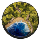 Moos- und Meerbild "Küstenpfad" im schwarzen runden Holzrahmen mit Sandstrand und einem Meer aus blauem Epoxidharz. In das Bild ist Treibholz eingebaut und mit viel Liebe zum Detail feinste Moosspitzen aus konserviertem Moos eingebaut, die teilweise aussehen wie Palmwedel. 