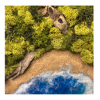 Moos- und Meerbild "Küstenpfad" im schwarzen runden Holzrahmen mit Sandstrand und einem Meer aus blauem Epoxidharz. In das Bild ist Treibholz eingebaut und mit viel Liebe zum Detail feinste Moosspitzen aus konserviertem Moos eingebaut, die teilweise aussehen wie Palmwedel. 