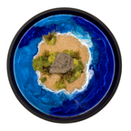 Rundes Moos- und Meerbild mit einer einsamen Insel in der Mitte mit Moos, Sand und echtem Stein, umgeben von einem blauen Meer aus Epoxidharz. 