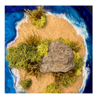 Detailaufnahme der Insel. Moos- und Meerbild mit einer einsamen Insel in der Mitte mit Moos, Sand und echtem Stein, umgeben von einem blauen Meer aus Epoxidharz. 