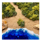 Nahaufnahmen Moos- und Meerbild "griechische Bucht" mit einer Küste aus hellen Natursteinen und einem Meer aus Epoxidharz.  Das Bild enthält Moos, Sand und echten Stein.  Es ist in einem runden Rahmen aus Naturholz. 