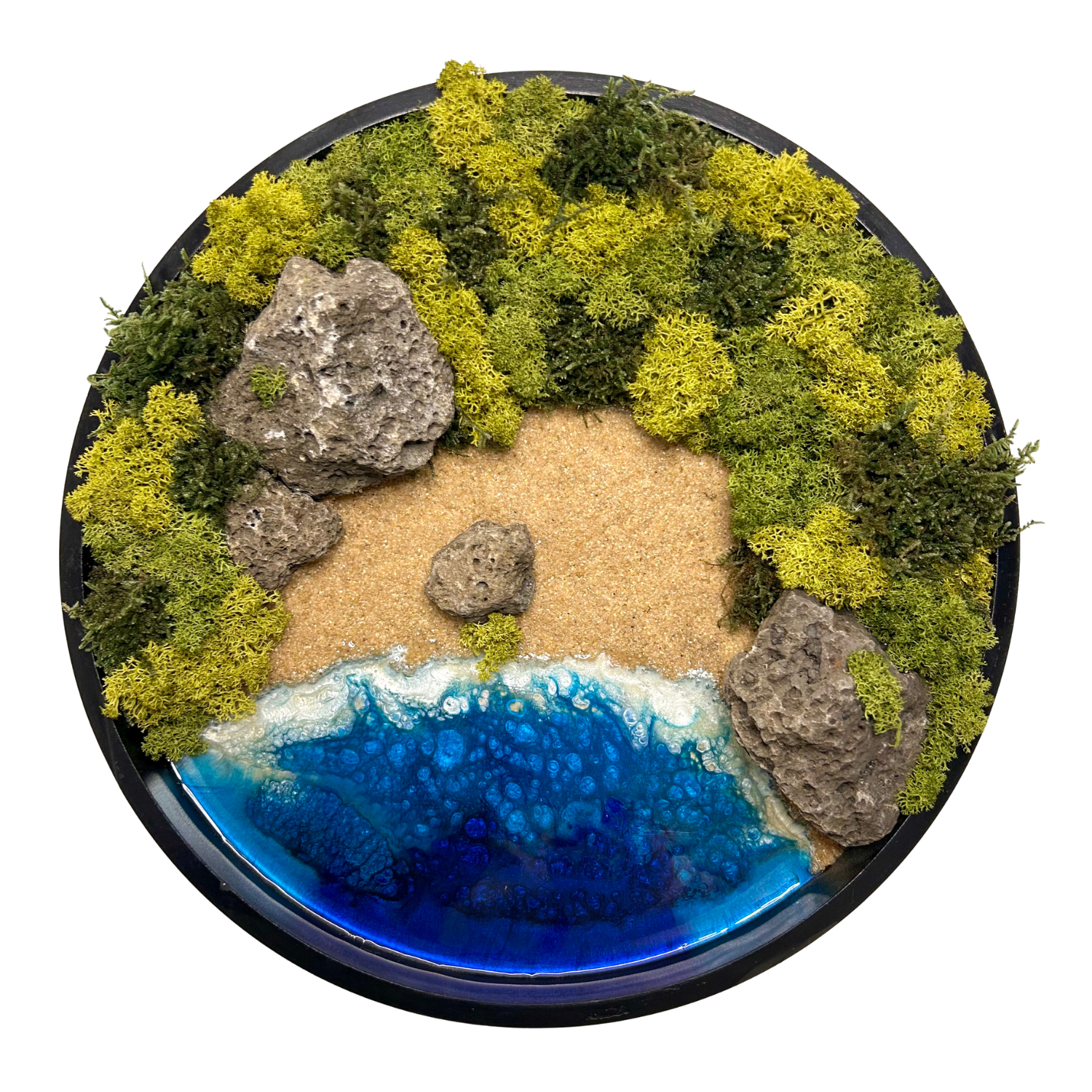 Moos- und Meerbild "Versteckte Bucht" im schwarzen runden Holzrahmen mit Sandstrand und einem Meer aus blauem Epoxidharz. In das Bild sind Lavasteine eingebaut und mit viel Liebe zum Detail feinste Moosspitzen aus konserviertem Moos eingebaut, die teilweise aussehen wie Palmwedel. 