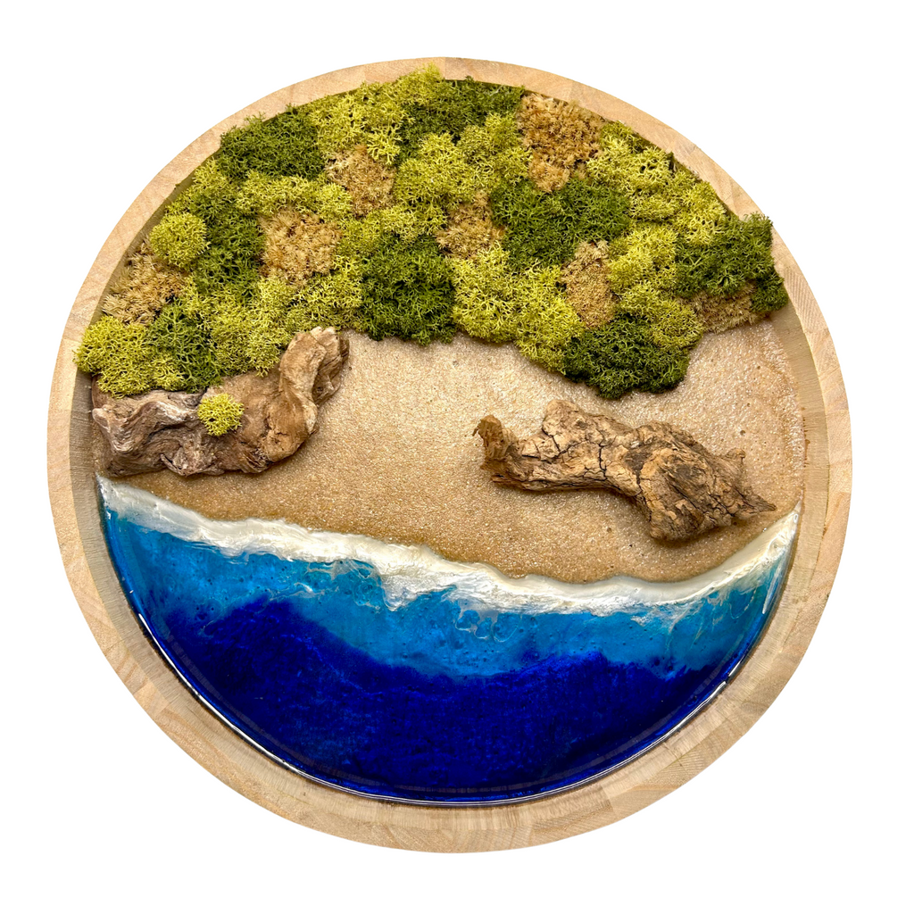 Moosbild rund im natürlichen Holzrahmen mit Strand und einem Meer aus blauem Epoxidharz. Statt Steinen habe ich Treibholz eingebaut und mit viel Liebe zum Detail feinste Moosspitzen aus konserviertem Moos eingebaut. 