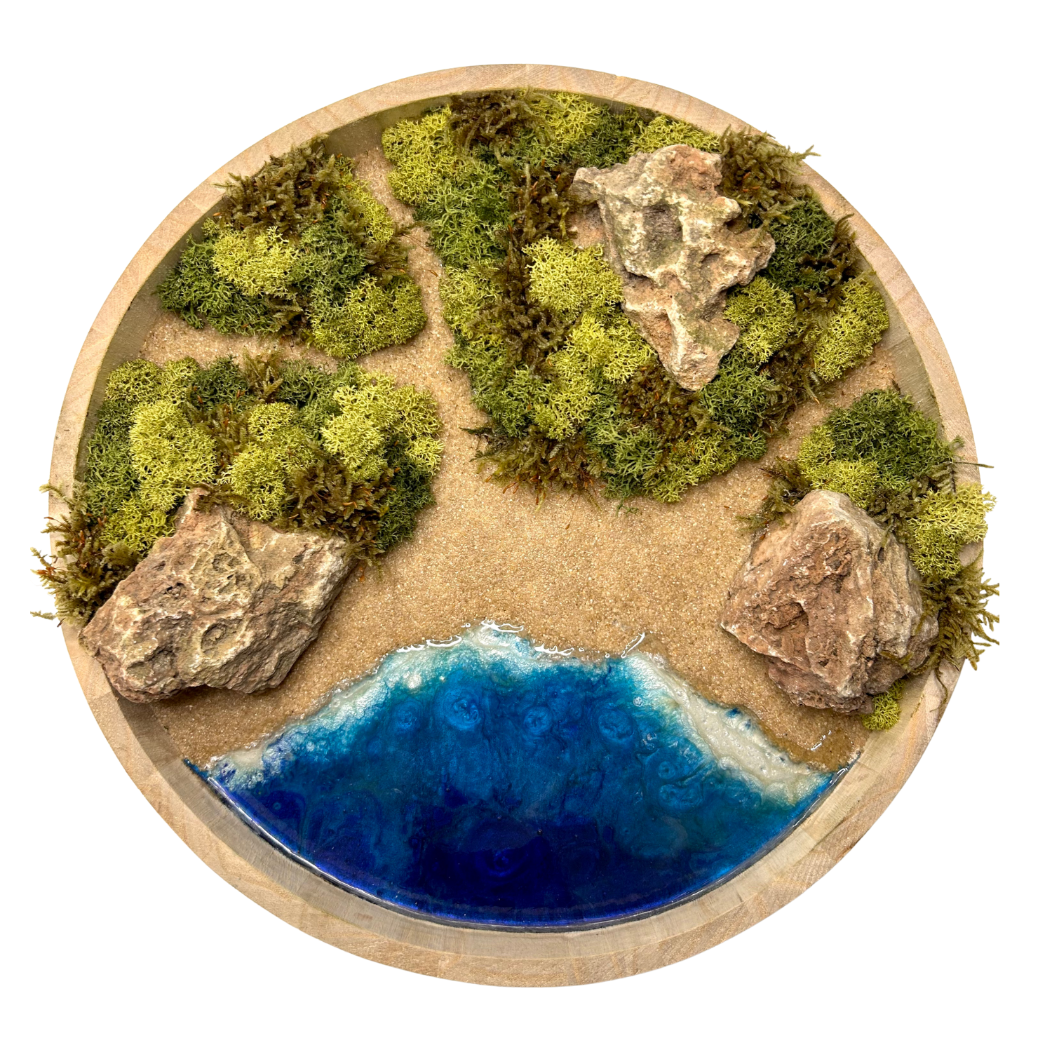 Moos- und Meerbild "Wege zum Meer" im natürlichen runden Holzrahmen mit Sandstrand, kleinen Pfaden, hellen Steinen und einem Meer aus blauem Epoxidharz. Mit viel Liebe zum Detail feinste Moosspitzen aus konserviertem Moos eingebaut. 