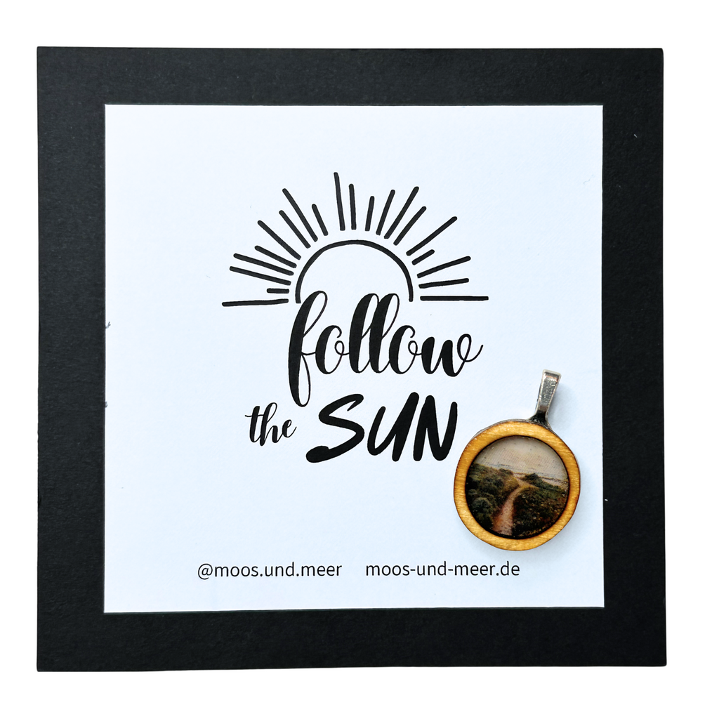 Handgemachter Holzanhänger mit Dünenpfad-Motiv in Resin gegossen. Unperfekt und alles selbst gemacht, mit handgefertigter Karte mit Spruch "Follow the Sun". Der Anhänger ist auf der Karte aufgeklebt und kann leicht abgelöst werden. Dazu gibt es zwei Bänder zum selber knoten, je 50cm lang. 