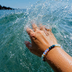Handgefertiges Edelsteinarmband aus Amazonit, blauem Tigerauge (Falkenauge), Mondstein und vergoldeten Elementen. Wie das Farbenspiel der Brandung an einem sonnigen Tag am Meer. 