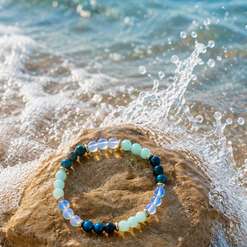 Handgefertiges Edelsteinarmband aus Amazonit, blauem Tigerauge (Falkenauge), Mondstein und vergoldeten Elementen. Wie das Farbenspiel der Brandung an einem sonnigen Tag am Meer. 