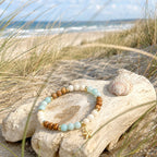 Edelsteinarmband "Dünenzauber" mit weißem Jaspis, versteinertem fossilen Holz, Amazonit und einem vergoldeten Seestern-Anhänger sowie vergoldeten Elementen. Ein Hauch Nordsee für dein Handgelenk. 