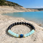 Edelstein Armband "Lagune" mit Lava, Amazonit, blauem Tigerauge und vergoldeten Elementen. Aufgenommen am Stausee "Embalse de Yesa" in den Pyrenäen. 
