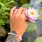 Edelsteinarmband "Lotus" mit Mondstein, Rosenquarz und Rose Achat sowie einem vergoldeten Lotus-Anhänger und vergoldeten Elementen. (Tragebild)