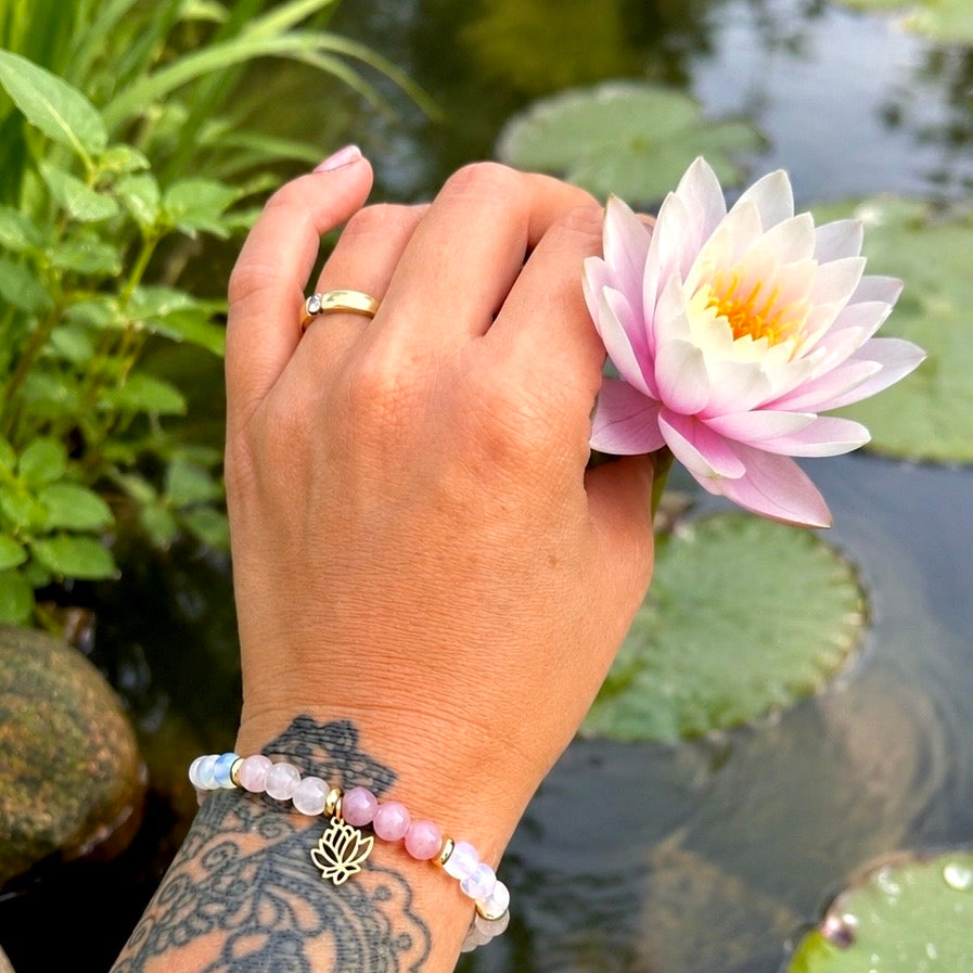 Edelsteinarmband "Lotus" mit Mondstein, Rosenquarz und Rose Achat sowie einem vergoldeten Lotus-Anhänger und vergoldeten Elementen. (Tragebild)