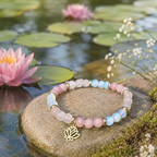 Edelsteinarmband "Lotus" mit Mondstein, Rosenquarz und Rose Achat sowie einem vergoldeten Lotus-Anhänger und vergoldeten Elementen. 