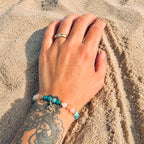 Edelsteinarmband "Spuren im Sand" mit Aquamarin, Pfirsichquarz (Peach Quartz) und einem vergoldeten Schildkröten-Anhänger sowie vergoldeten Elementen. Ein Hauch Meer für dein Handgelenk. (Tragefoto) 