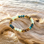 Edelsteinarmband mit blauem Tigerauge (Falkenauge), braunem Tigerauge, Amazonit und vergoldeten Elementen. Wie ein Tag am Meer, der dir Ruhe im Kopf schenkt. 