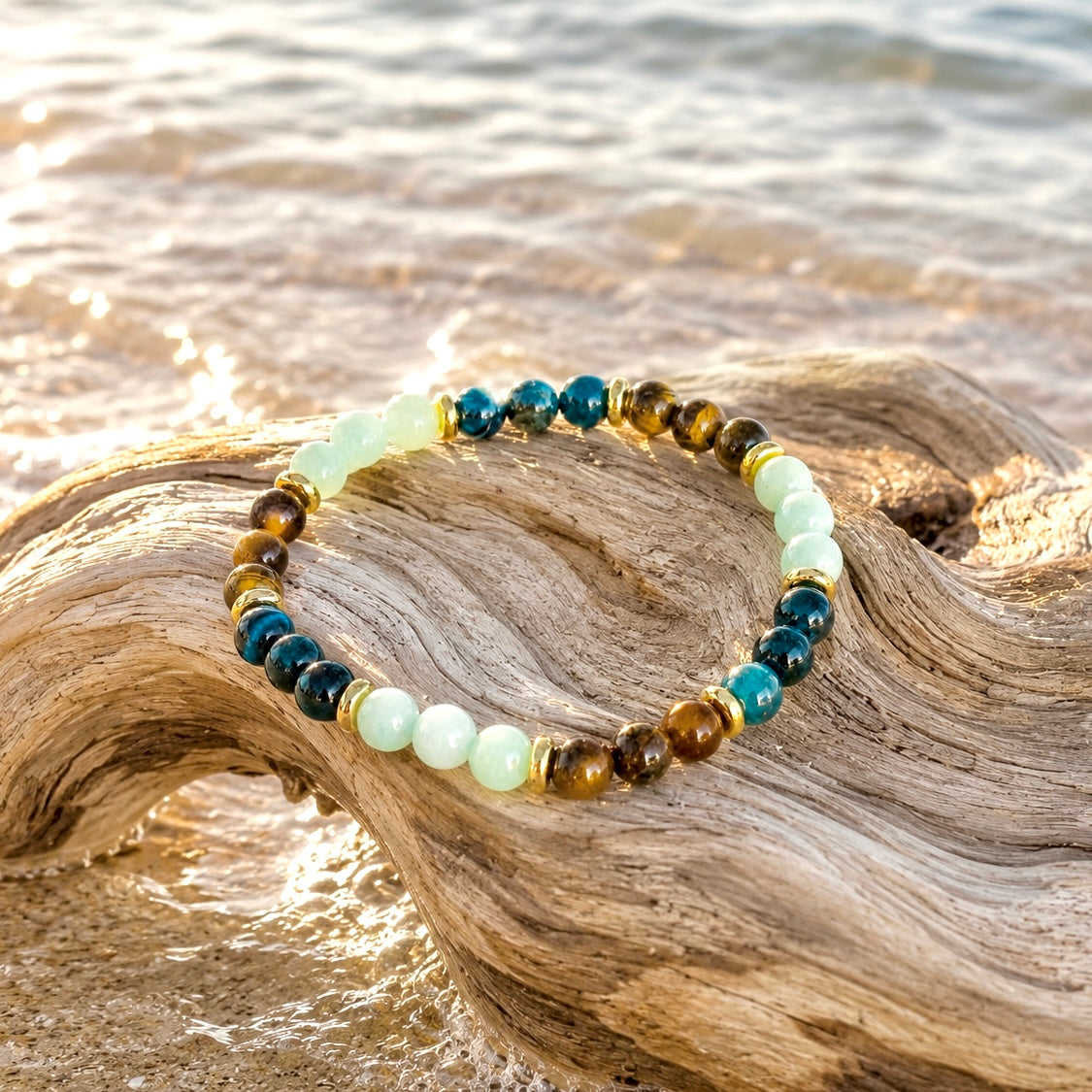 Edelsteinarmband mit blauem Tigerauge (Falkenauge), braunem Tigerauge, Amazonit und vergoldeten Elementen. Wie ein Tag am Meer, der dir Ruhe im Kopf schenkt. 