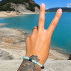 Edelstein Armband "Vulkansee" mit Lava, Amazonit, blauem Tigerauge und vergoldeten Elementen. Aufgenommen am Stausee "Embalse de Yesa" in den Pyrenäen. 