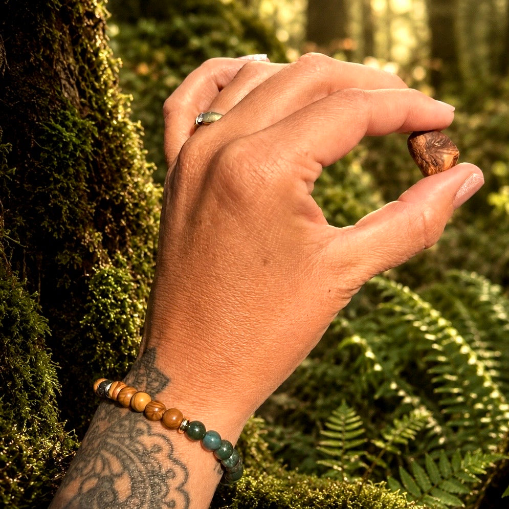 Handgemachtes Armband aus Moosachat, versteinertem Holz und Lava, mit vergoldeten Elementen – Tragefoto