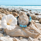 Edelstein Armband "Hang Loose" mit Lava, Chalcedon und einer vergoldeten Walflosse als Anhänger. Dieses Armband symbolisiert wilde Wellen, sonnenwarme Haut und schreit nach "Mach dich locker und reite deine eigene Welle". Sei wild und frei - du musst heute nicht wissen, was morgen kommt. 