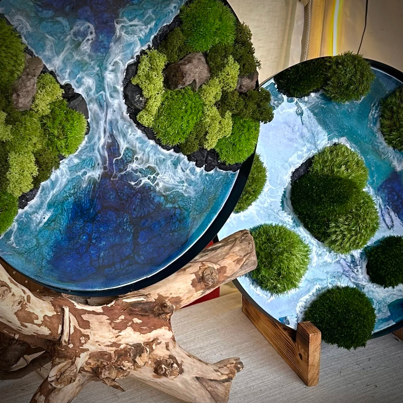 Hier sieht man wie Eva Brandenburg ihre Naturkunst von Moos und Meer in Oberhausen auf dem Schmachtendorfer Weihnachtsmarkt präsentiert.