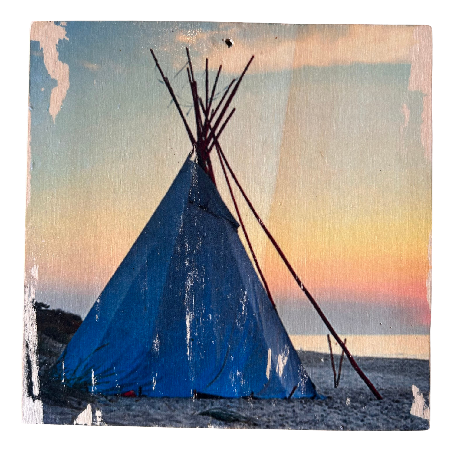 Ein Tipi steht bei Sonnenuntergang am Strand. Ruhig, einsam, mit Blick auf das Weite, ruhige Meer, während die Sonne im Wasser versinkt. Format 15x15cm. Handgefertigter Fotodruck auf Holz 