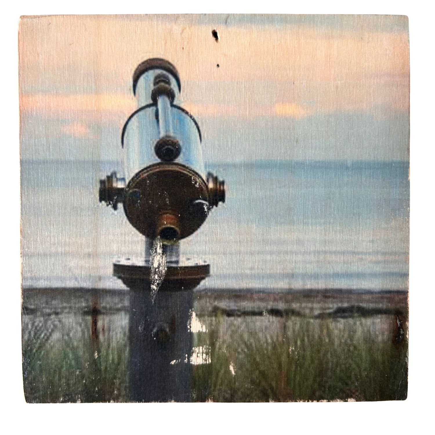 Küstenblick durch ein Fernrohr - dieses Bild bringt dich in Strand- und Meerstimmnung. Im Hintergrund: Dünengras und das Meer. Format 15x15cm. Handgefertigter Fotodruck auf Holz 