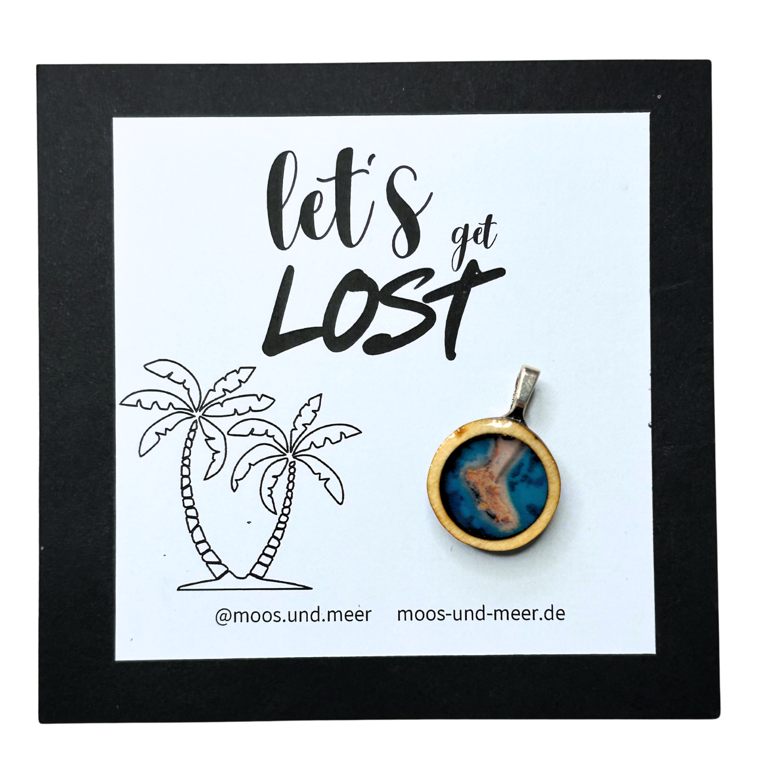 Handgemachter Holzanhänger mit Insel und Meer-Motiv in Resin gegossen. Unperfekt und alles selbst gemacht, mit handgefertigter Karte mit Spruch "Let´s get lost". Der Anhänger ist auf der Karte aufgeklebt und kann leicht abgelöst werden. Dazu gibt es zwei Bänder zum selber knoten, je 50cm lang. 