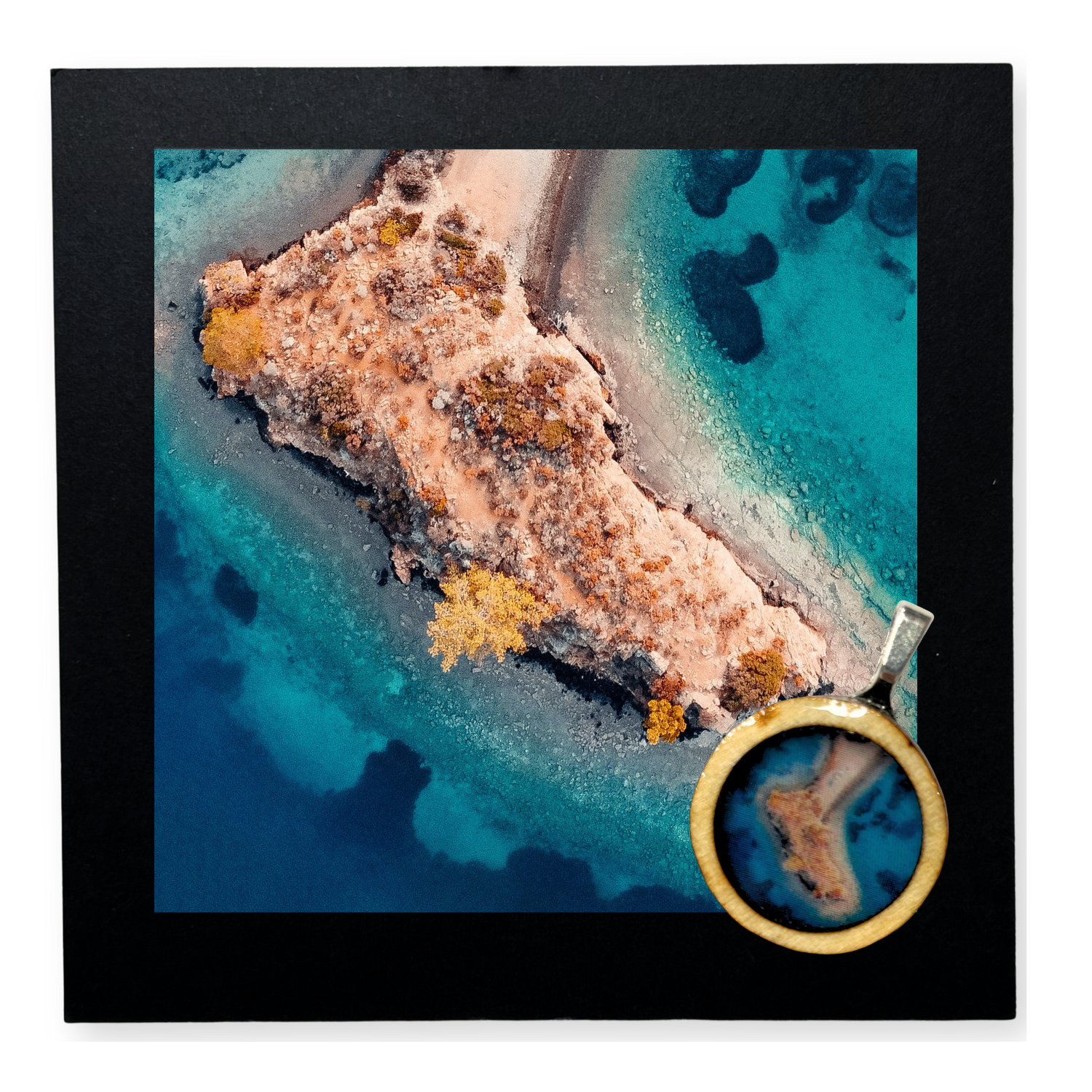 Handgemachter Holzanhänger mit Insel und Meer-Motiv in Resin gegossen. Unperfekt und alles selbst gemacht, mit handgefertigter Karte mit Spruch "Let´s get lost". Der Anhänger ist auf der Karte aufgeklebt und kann leicht abgelöst werden. Dazu gibt es zwei Bänder zum selber knoten, je 50cm lang. 