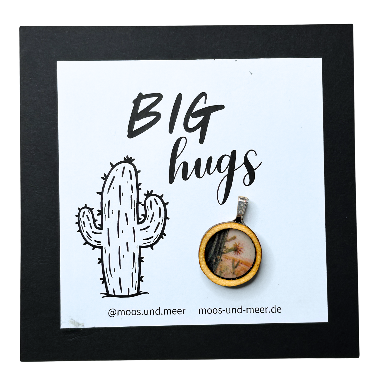Handgemachter Holzanhänger mit Kaktus-Motiv in Resin gegossen. Unperfekt und alles selbst gemacht, mit handgefertigter Karte mit Spruch "Big hugs". Der Anhänger ist auf der Karte aufgeklebt und kann leicht abgelöst werden. Dazu gibt es zwei Bänder zum selber knoten, je 50cm lang. 