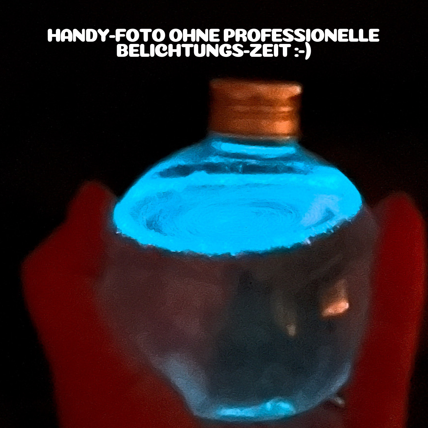 Hier siehst du ein unprofessionelles Handybild, bei denen Dinoflagelaten bei Nacht leuchten.  