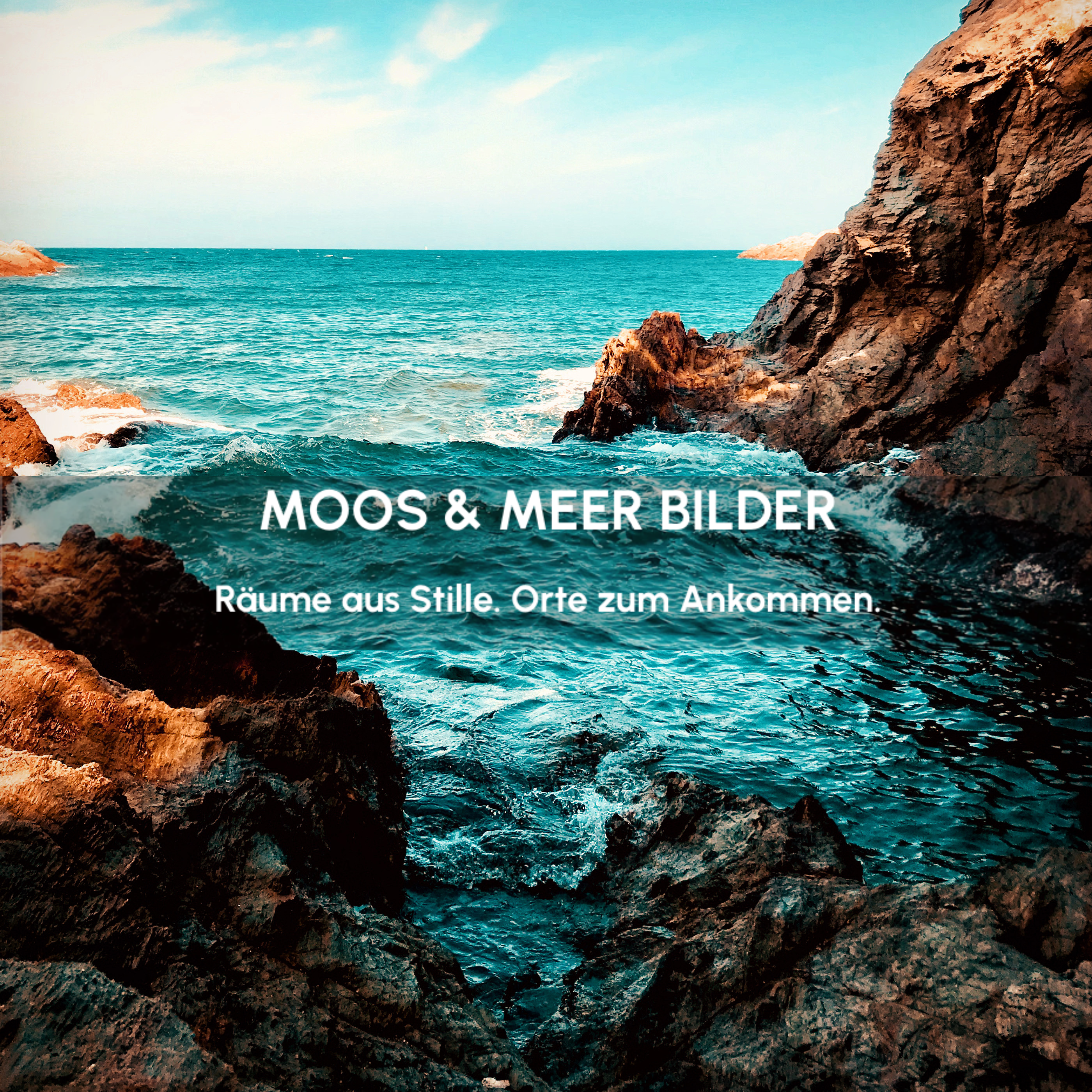 Türkisfarbenes Meer trifft auf raue Felsen. Auf dem Bild steht: Moos und Meer Bilder. Räume aus Stille, Orte zum Ankommen.