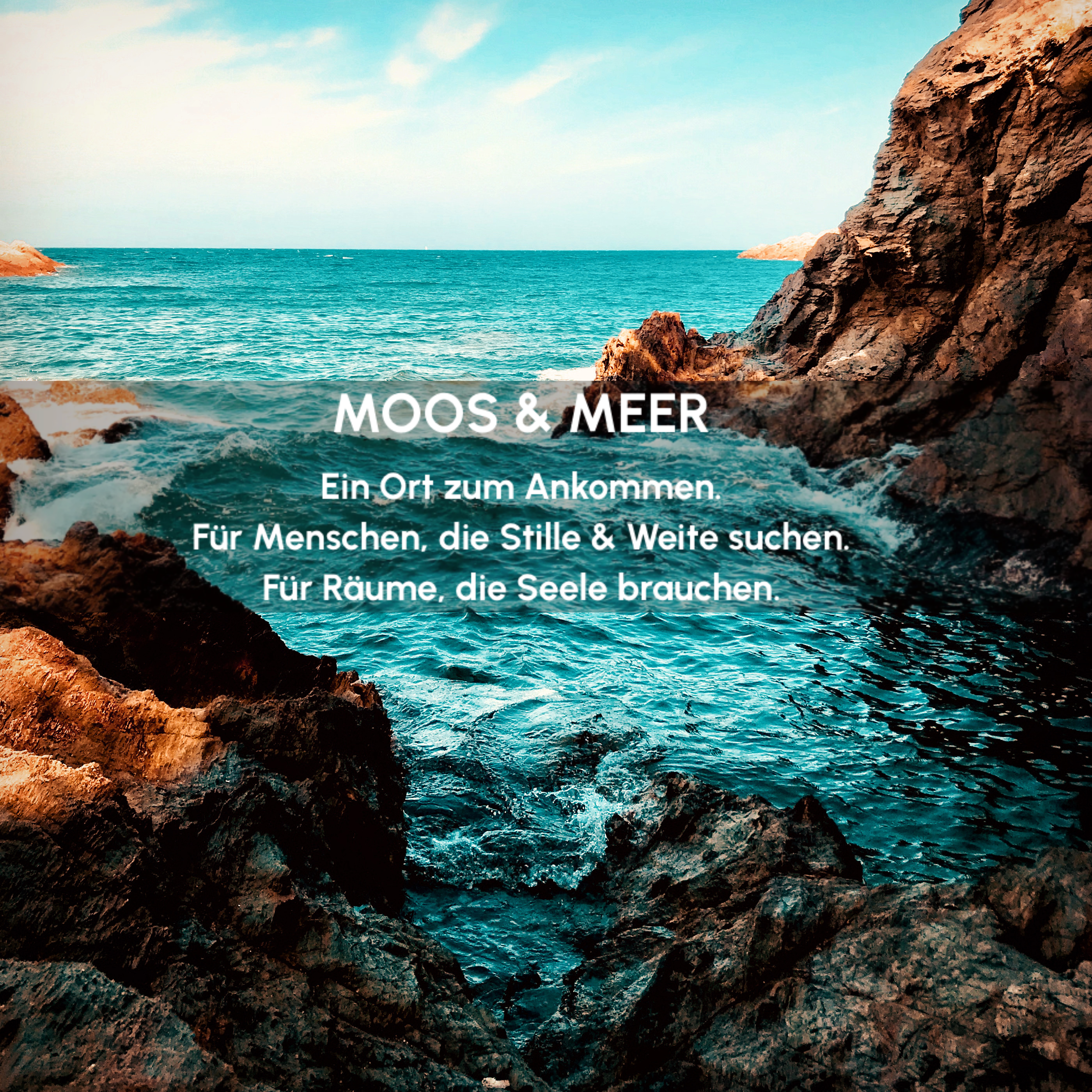 Wildes türkisfarbenes Meer trifft auf raue Felsen. Auf dem Bild steht: Moos und Meer. Ein Ort zum Ankommen. Für Menschen, die Stille und Weite suchen. Für Räume die Seele brauchen. Moos und Meer bietet Moosbilder an und Makramee - im biophilen Design. 