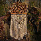 Sandfarbenes Makramee aus reiner Baumwolle an ein Mandala aus geflämmten Holz geknüpft. Verziert mit einem Pendel-Edelstein aus Amazonit. 