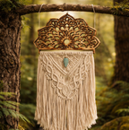 Makramee mit Mandala-Holzträger, naturfarbenem Baumwollgarn und Amazonit-Rohstein, handgeknüpft – fotografiert vor Waldhintergrund