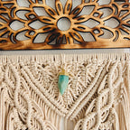 Nahaufnahme Makramee mit Mandala-Holzträger, naturfarbenem Baumwollgarn und Amazonit-Rohstein, handgeknüpft 