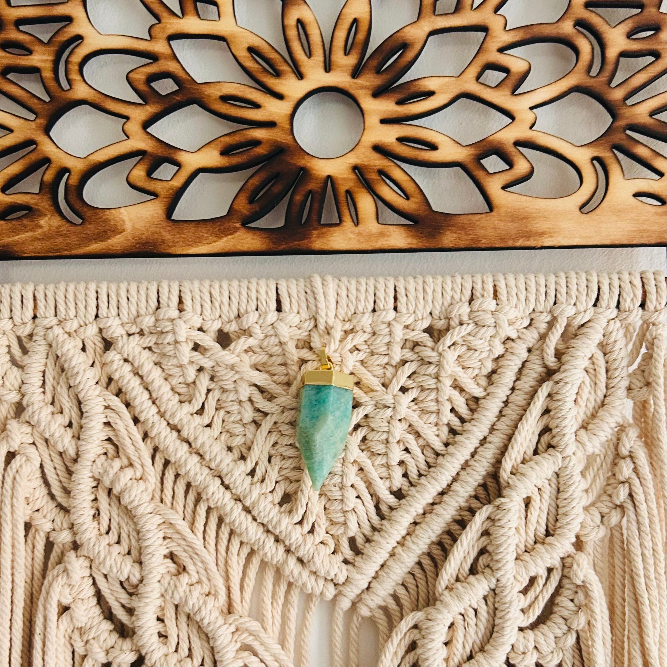 Nahaufnahme Makramee mit Mandala-Holzträger, naturfarbenem Baumwollgarn und Amazonit-Rohstein, handgeknüpft 