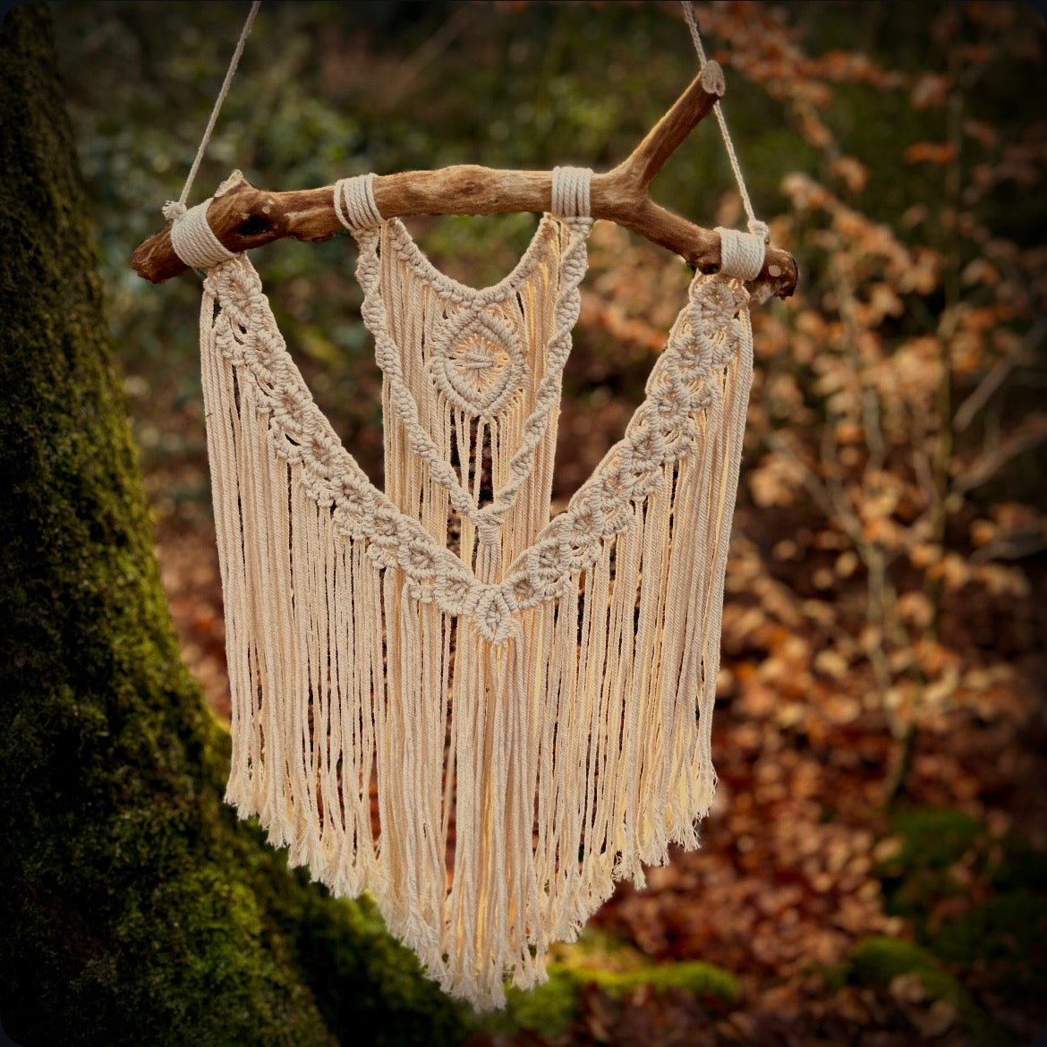 Makramee "Lichtung". Makramee an wildes Holz geknüpft und in einem Wald fotografiert. 