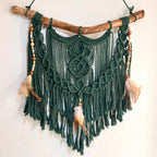 Dunkelgrünes Makramee an Naturholz geknüpft. Verziert mit Perlen und Federn 