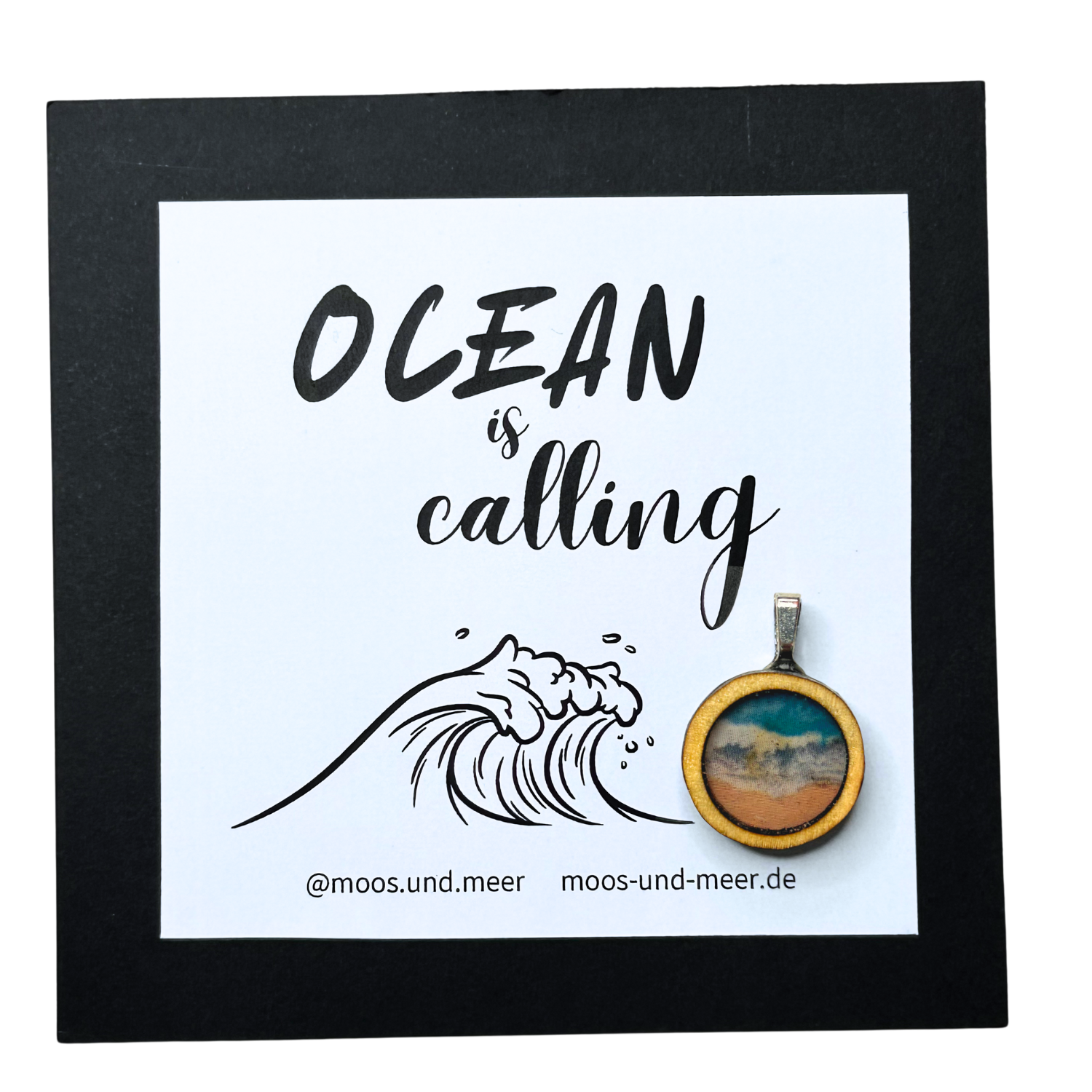 Handgemachter Holzanhänger mit Meer, Strand und Wellen-Motiv in Resin gegossen. Unperfekt und alles selbst gemacht, mit handgefertigter Karte mit Spruch "Ocean is calling". Der Anhänger ist auf der Karte aufgeklebt und kann leicht abgelöst werden. Dazu gibt es zwei Bänder zum selber knoten, je 50cm lang. 