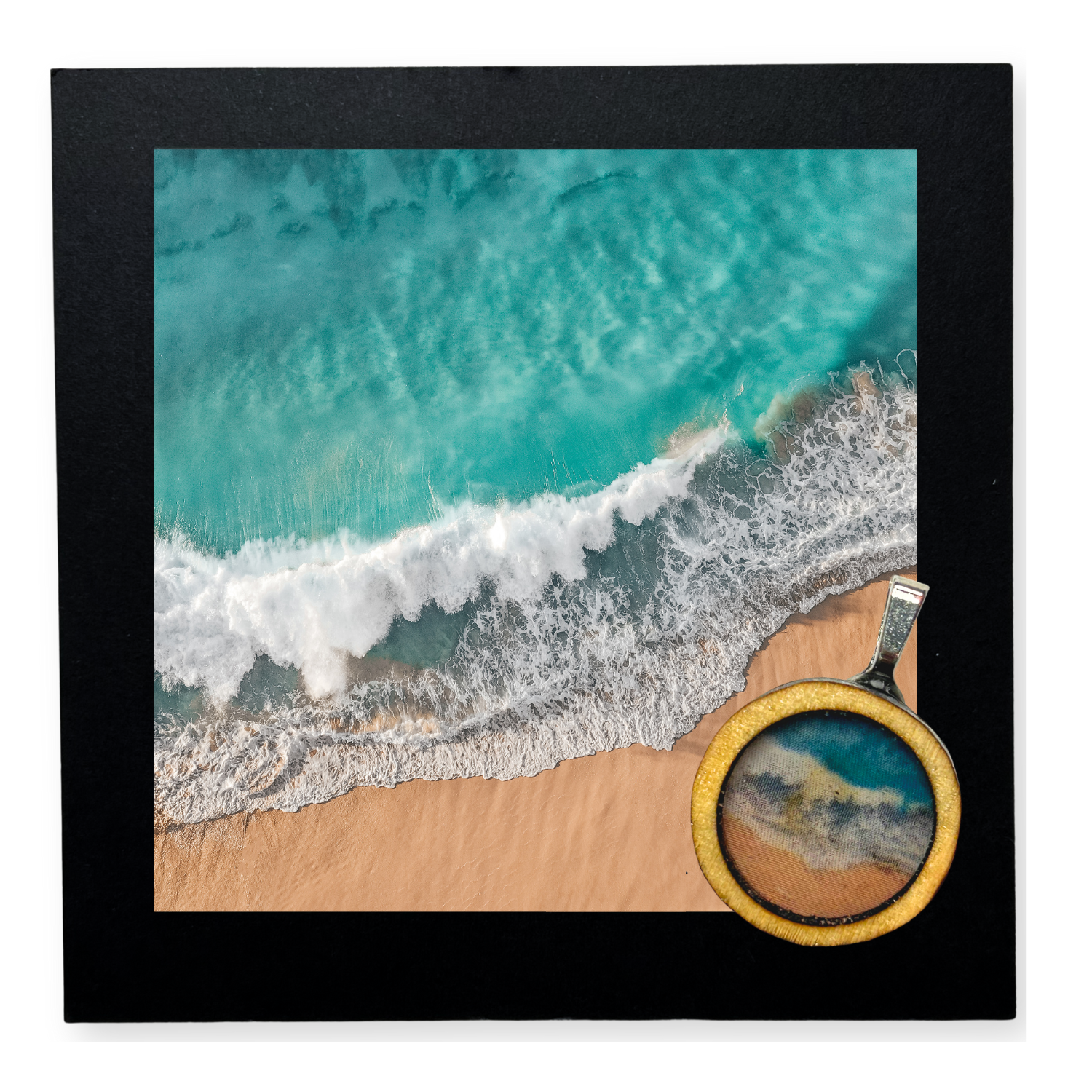Handgemachter Holzanhänger mit Meer, Strand und Wellen-Motiv in Resin gegossen. Unperfekt und alles selbst gemacht, mit handgefertigter Karte mit Spruch "Ocean is calling". Der Anhänger ist auf der Karte aufgeklebt und kann leicht abgelöst werden. Dazu gibt es zwei Bänder zum selber knoten, je 50cm lang. 